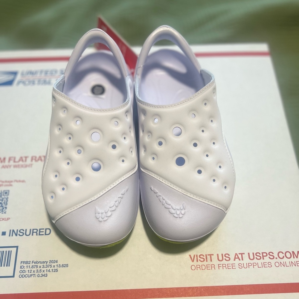 Nike Aqua Swoosh Little Kids' Sandals (White/Pure Platinum/Volt) Size 12